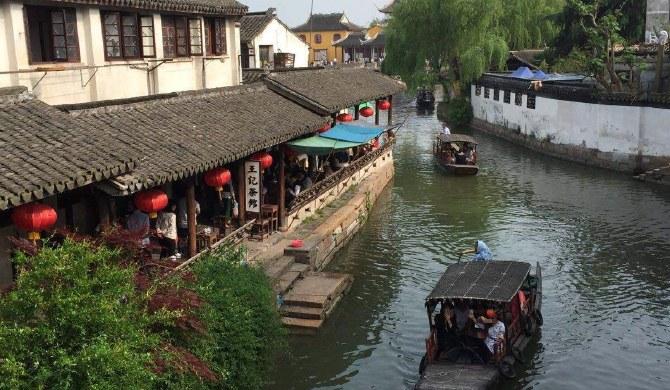 路人拍下街头温暖一幕转弯车辆列队避让行人行人也快速通过不拖沓